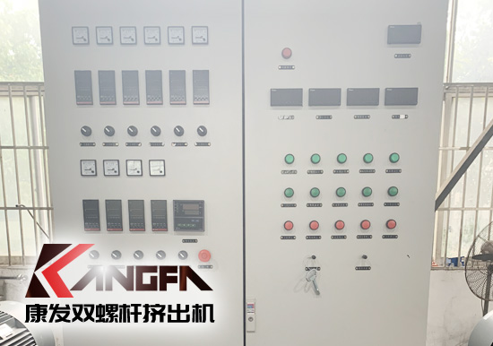 使用雙螺桿擠出機(jī)機(jī)械設(shè)備應(yīng)嚴(yán)格參照使用說明書要求使用，務(wù)必切記電源等安全問題，如果使用過程中還有其他問題，歡迎隨時(shí)撥打康發(fā)雙螺桿擠出機(jī)廠家服務(wù)電話13905153410，謝謝！