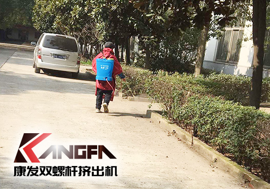戰(zhàn)疫情、防風(fēng)險、保安全！康發(fā)雙螺桿擠出機(jī)復(fù)工在即，全廠實現(xiàn)全方位消毒！