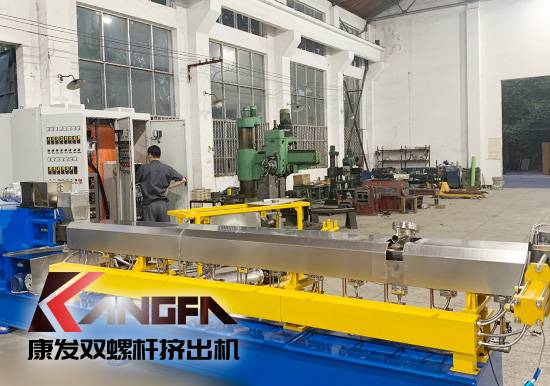 螺桿轉(zhuǎn)速、壓縮比、電熱溫度設(shè)定、長徑比、背壓等影響雙螺桿擠出機(jī)設(shè)備塑化品質(zhì)的主要因素