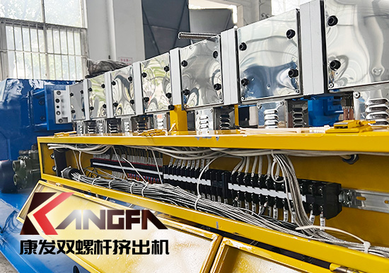 臨近年底，雙螺桿造粒機發(fā)貨忙,全力以赴為市場！