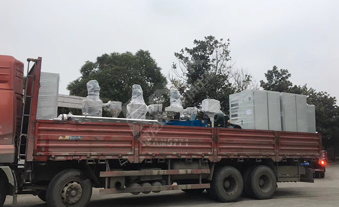 新年伊始，康發(fā)雙螺桿造粒機成功裝車發(fā)貨，助力客戶生產(chǎn)效率再上新臺階